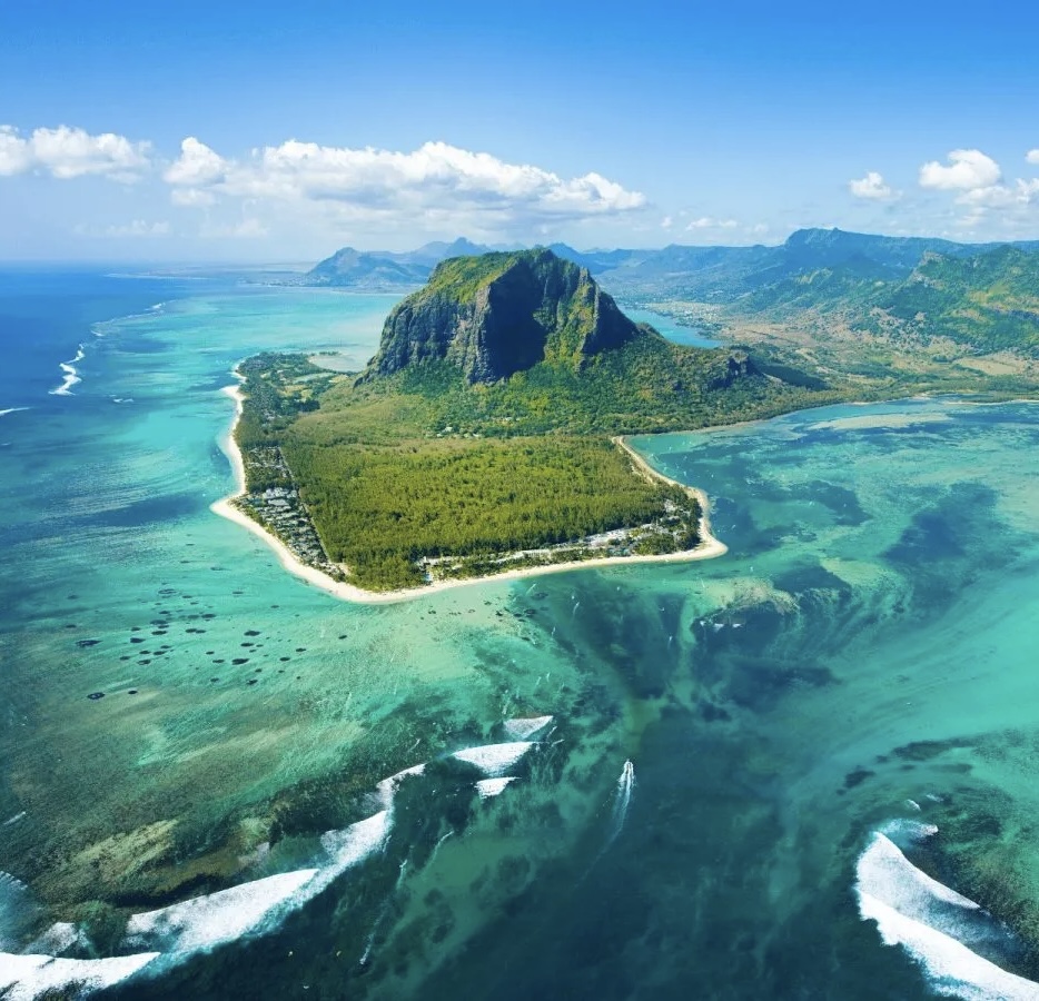 Sable blanc, eau turquoise et jungle à l'île Maurice